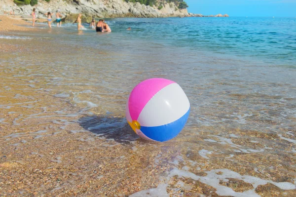 Bola de praia no mar — Fotografia de Stock