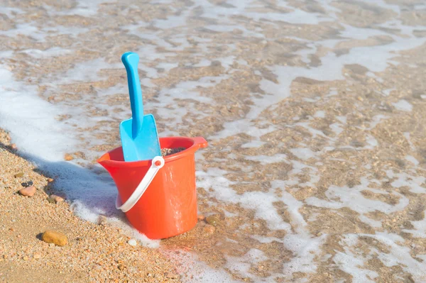 Plastic speelgoed op het strand — Stockfoto