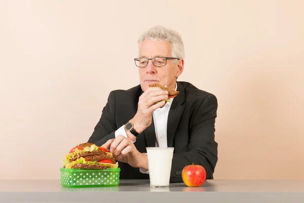 Senior business man eating healthy lunch — Stock Photo, Image
