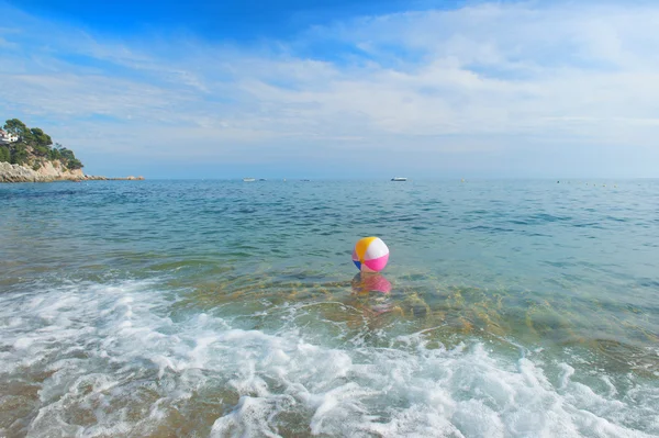 Piłka plażowa w morze — Zdjęcie stockowe