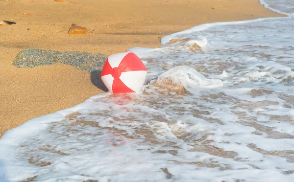 海でビーチ ボール — ストック写真