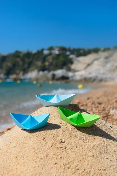 Barche di carta in spiaggia — Foto Stock