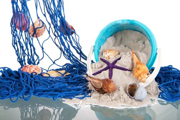 白い背景の上に隔離されたおもちゃと青い漁網 — ストック写真