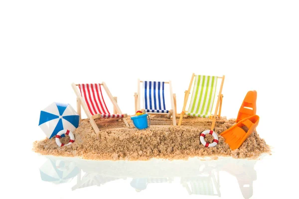 Chaises Plage Avec Parasol Dans Sable Isolé Sur Fond Blanc — Photo