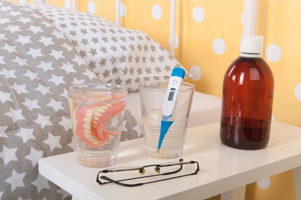 Chambre Maison Personnes Âgées Avec Fausses Dents Des Lunettes — Photo