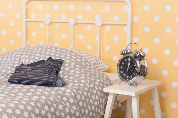 Quarto Amarelo Com Cama Solteiro Pijama Despertador — Fotografia de Stock