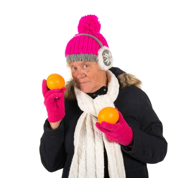 Donna Sana Invernale Con Frutta Isolata Sfondo Bianco — Foto Stock