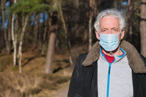 Uomo Anziano Con Maschera Nella Foresta Naturale — Foto Stock