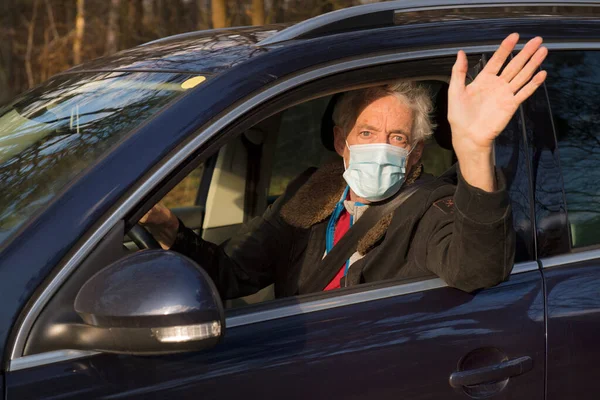 Älterer Mann Mit Gesichtsmaske Auto Sagt Hallo — Stockfoto