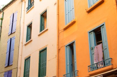 Fransa 'nın batı kıyısındaki Collioure' de renkli evler 