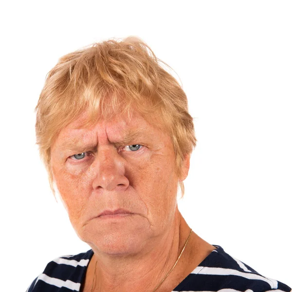 Portret Blonde Senior Vrouw Boos Witte Achtergrond — Stockfoto