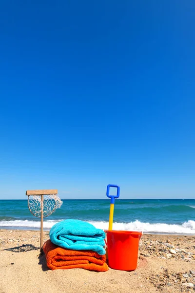 Πετσέτες Παραλίας Και Παιχνίδια Έτοιμα Για Καλοκαιρινές Διακοπές — Φωτογραφία Αρχείου
