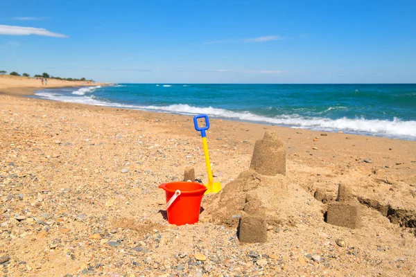 Красочные Ведра Игрушек Песчаный Замок Пляже — стоковое фото