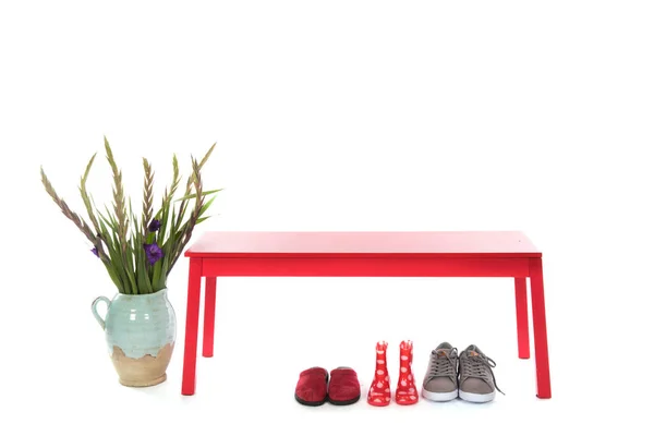 Современный Интерьер Красной Скамейкой Цветами Обувью — стоковое фото