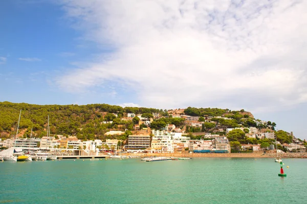 西班牙埃斯塔蒂特拥有岛屿和港口的海岸 — 图库照片