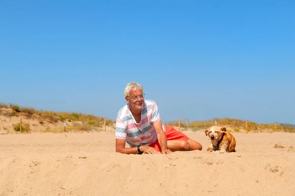Senior Man Laying Old Dog Summer Beach — Stock fotografie