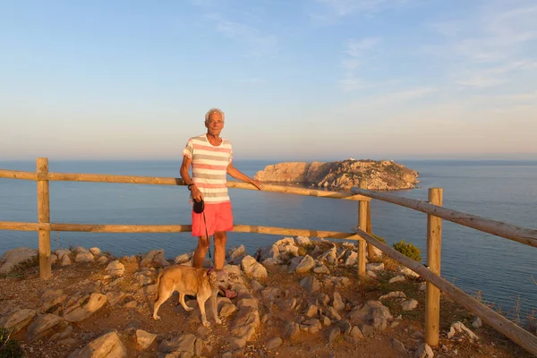 Mann Mit Hund Vor Landschaft Mit Les Medes Inseln Sonnenuntergang — Stockfoto