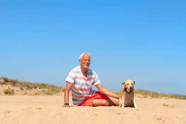 Senior Man Liggend Met Oude Hond Aan Het Zomerstrand — Stockfoto