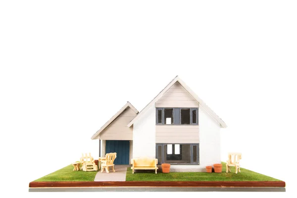 Miniaturowy Dom Meblami Ogrodowymi Białym Tle — Zdjęcie stockowe