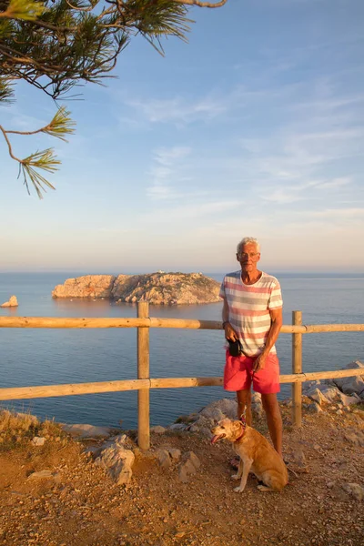 Mann Mit Hund Vor Landschaft Mit Les Medes Inseln Sonnenuntergang — Stockfoto