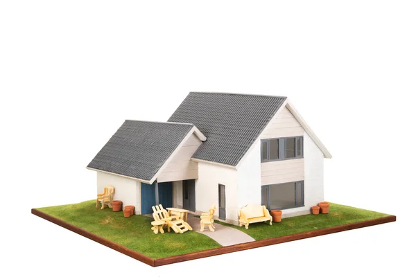 Miniatűr Ház Kerti Bútorokkal Elszigetelt Fehér Háttér — Stock Fotó