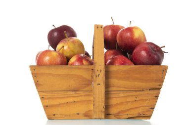 Tahta sepet kırmızı elmalar beyaz arkaplan üzerinde izole