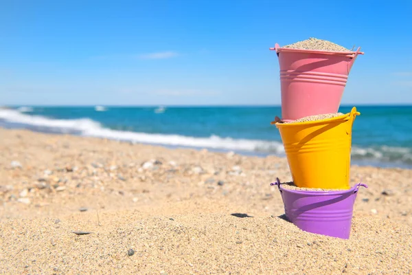 Πολύχρωμοι Κουβάδες Παιχνιδιών Στην Παραλία — Φωτογραφία Αρχείου
