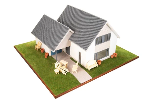 Miniaturowy Dom Meblami Ogrodowymi Białym Tle — Zdjęcie stockowe