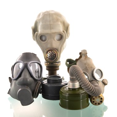 Beyaz arka planda izole edilmiş askeri gaz maskeleri
