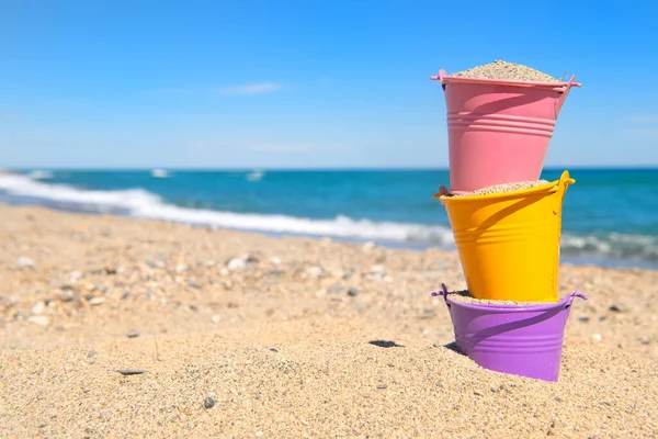 Färgglada Leksakshinkar Stranden — Stockfoto