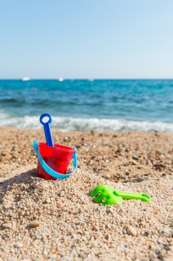 Kumsaldaki oyuncaklar.