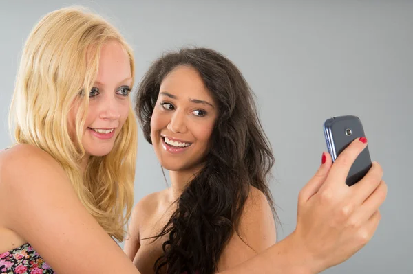 Novias divirtiéndose mientras toma selfie — Foto de Stock