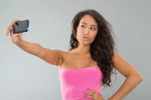 Schwarze Frau macht Selfie — Stockfoto