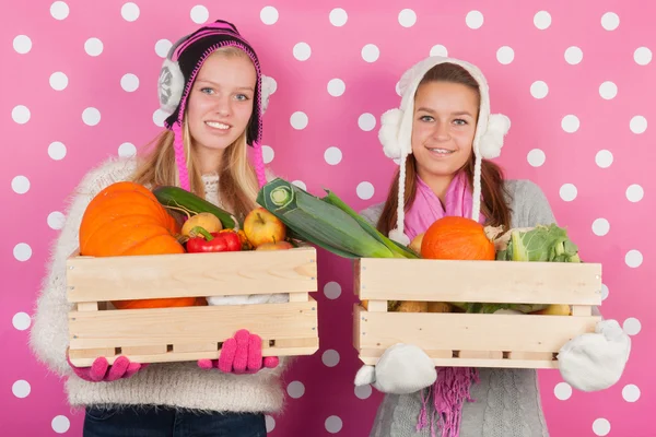 Chicas adolescentes con verduras en invierno —  Fotos de Stock