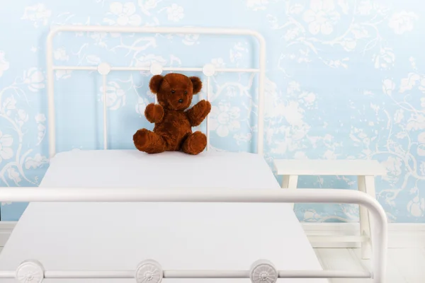 Bed with bear — Stock Photo, Image