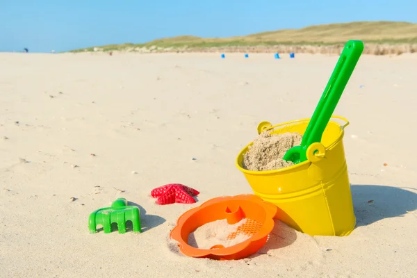 Leksaker på stranden — Stockfoto