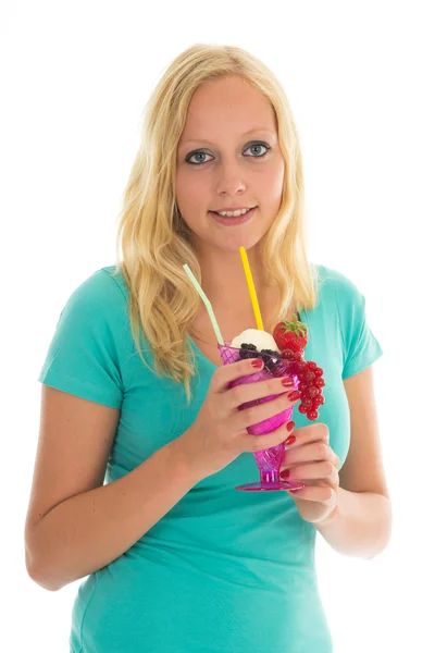 Vrouw die ijs eet — Stockfoto