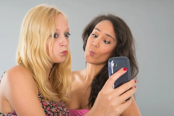 Figyelembe véve a selfie barátnője — Stock Fotó