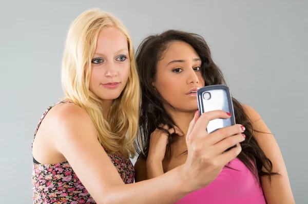 Flickvänner med selfie — Stockfoto
