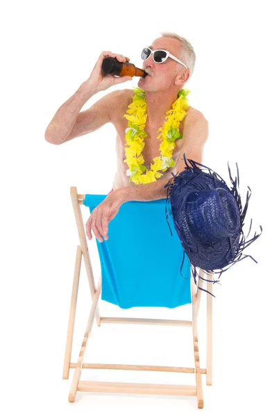 Retired man drinking beer on vacation — Stock Photo, Image