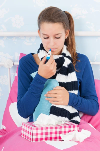 Krankes Teenager-Mädchen — Stockfoto