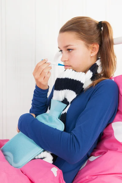 Krankes Teenager-Mädchen — Stockfoto