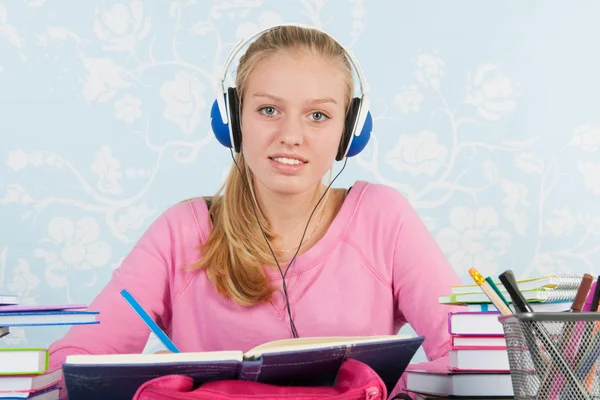 Gymnasiast mit Hausaufgaben — Stockfoto