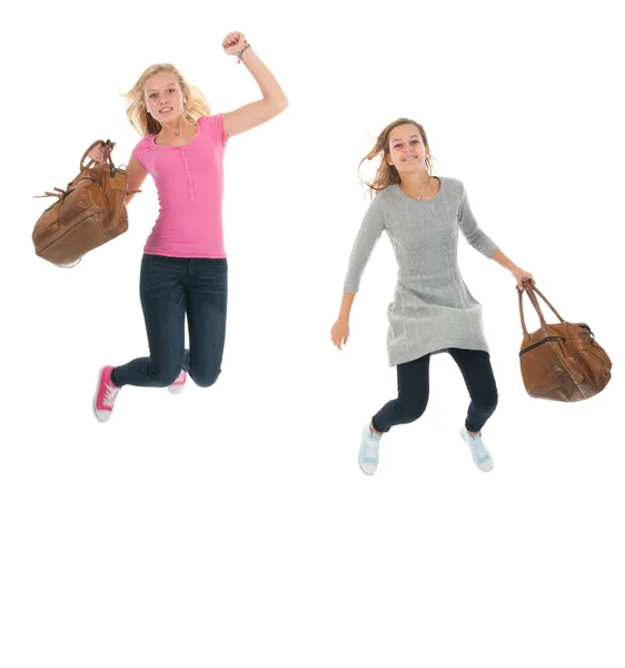 Jumping jóvenes con bolsas de la escuela — Foto de Stock