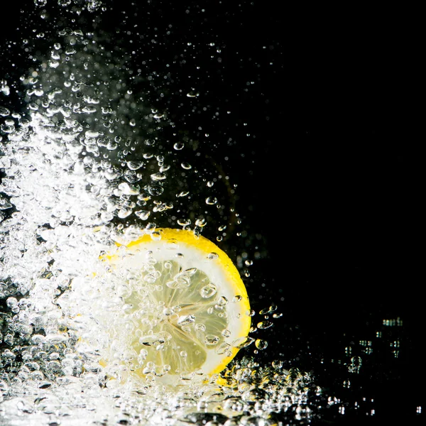 Сплеск свіжого лимона — стокове фото