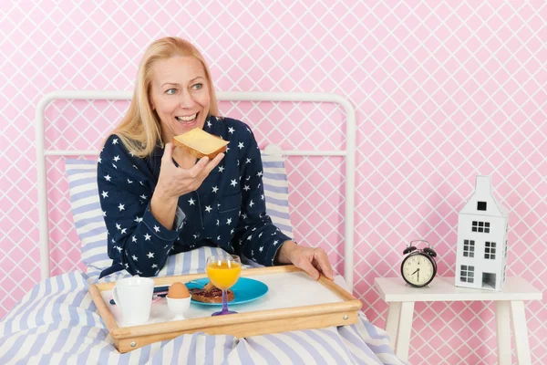 Pequeno-almoço na cama — Fotografia de Stock