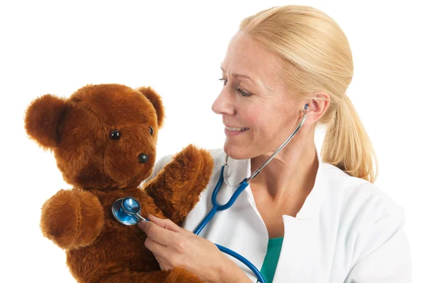 クマのぬいぐるみと小児科医 ストック写真