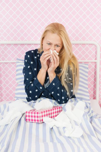 Mujer sonándose la nariz — Foto de Stock