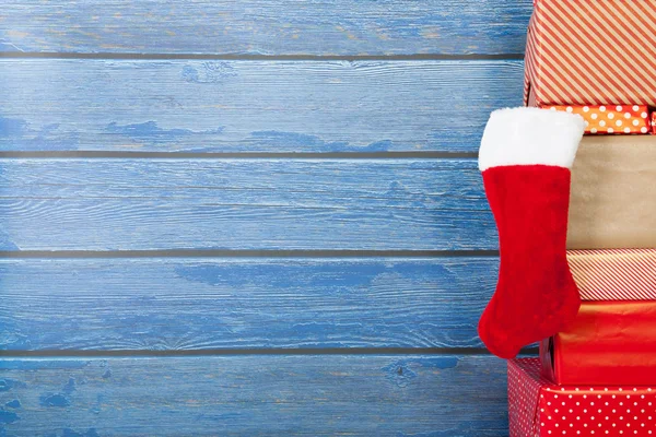 Rote Geschenke zu Weihnachten — Stockfoto