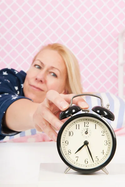 Frau löschte den Wecker — Stockfoto